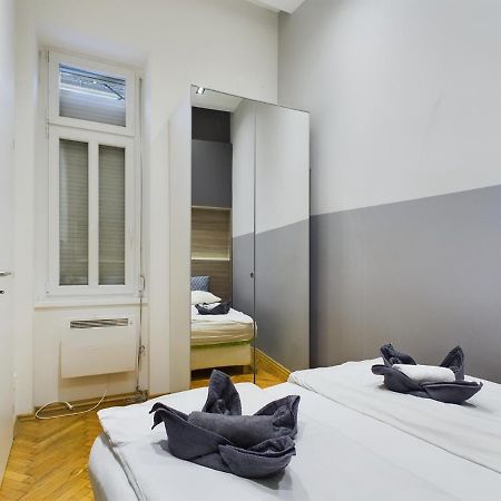 Gray Stylish Central Apartment Budapest Exterior photo