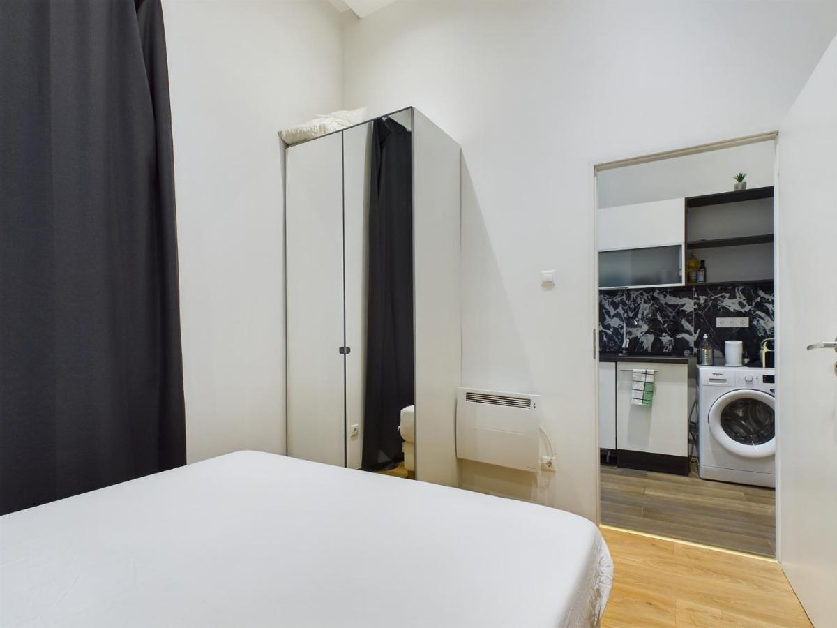 Gray Stylish Central Apartment Budapest Exterior photo