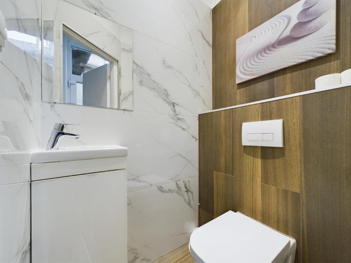 Gray Stylish Central Apartment Budapest Exterior photo